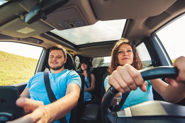 Przyjaciele Samochodzie Road Trip Widok Wewnątrz Szeroki Anioł — Zdjęcie stockowe