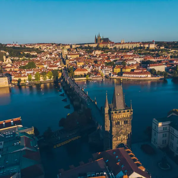 Havadan Görünümü Gündoğumu Prag Daki Charles Köprüsü Nün Üzerinde Seyahat — Stok fotoğraf