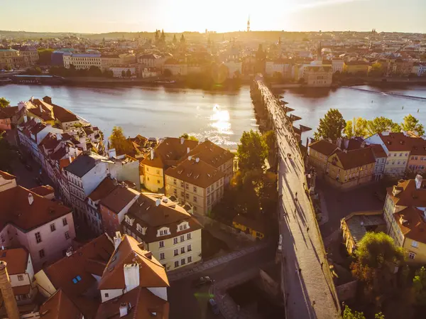 Havadan Görünümü Gündoğumu Prag Daki Charles Köprüsü Nün Üzerinde Seyahat — Stok fotoğraf