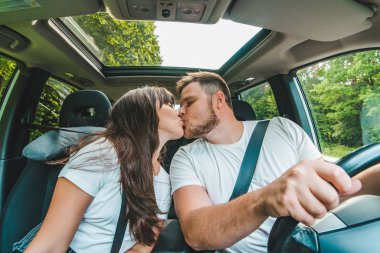 iki arabaya sürüş sırasında öpüşme. tehlikeli sürüş