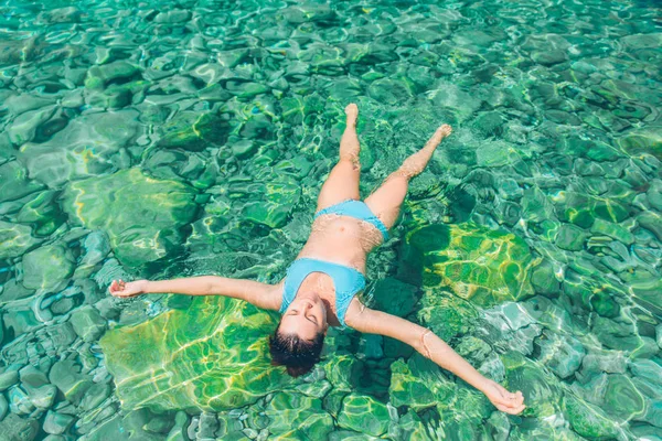女人在清澈湛蓝的海水中游回来 暑假概念 — 图库照片