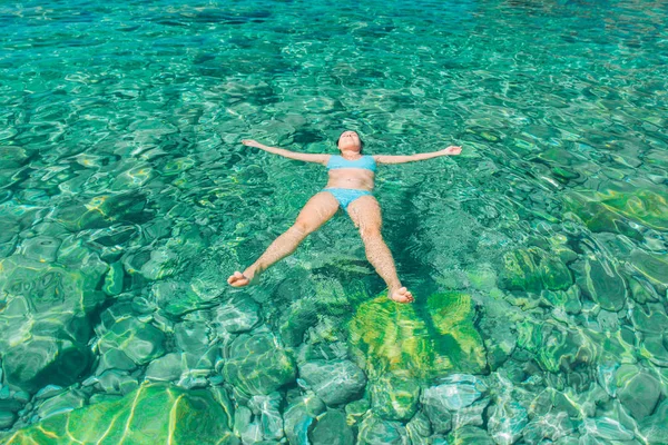 Donna Che Nuota Sul Retro Acque Cristalline Blu Mare Concetto — Foto Stock