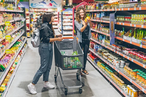 Lviv Ucrania Septiembre 2018 Dos Mujeres Eligen Productos Tienda Comestibles — Foto de Stock