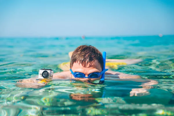 Mann Schwimmt Unter Wasser Mit Maske Und Action Kamera Videoaufzeichnung — Stockfoto