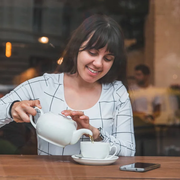 Woman Pouring Tea Cup Cafe View Glass Window — Stock Photo, Image