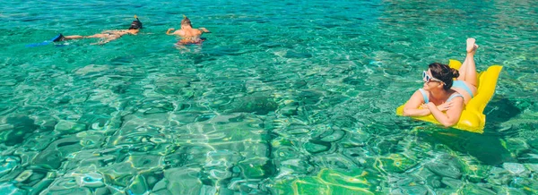 Mooie Jongedame Gele Opblaasbare Matras Mensen Zwemmen Helder Water Zomervakantie — Stockfoto