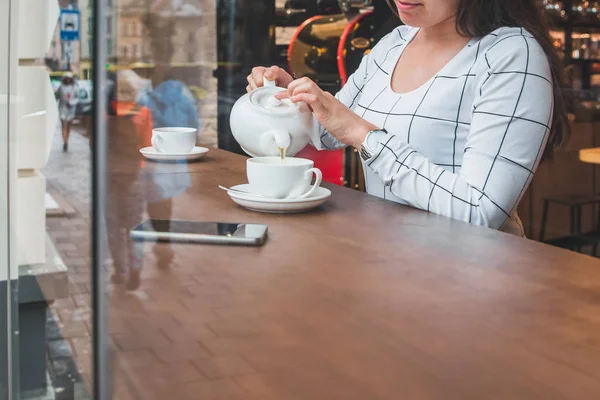 Frau Gießt Tee Die Tasse Café Blick Durch Glasfenster — Stockfoto