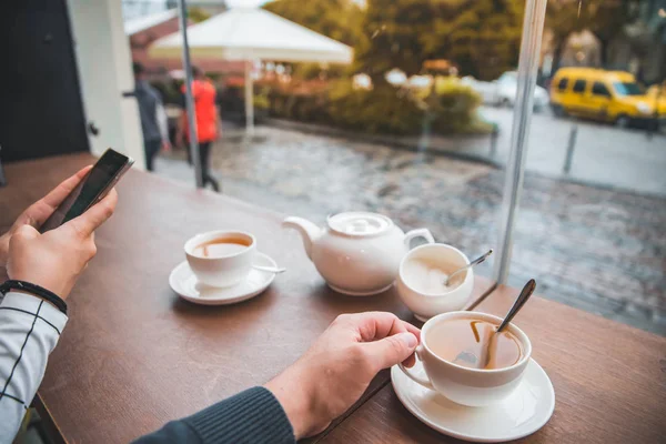 Par Som Sitter Kafeen Drikker Varm Kald Høstdag Førstepersonsvisning – stockfoto
