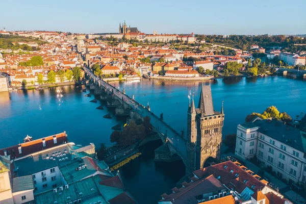 Havadan Görünümü Gündoğumu Prag Daki Charles Köprüsü Nün Üzerinde Seyahat — Stok fotoğraf