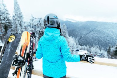 Ukrayna, bukovel - 17 Aralık 2017: kadın stand ile snowboard snowed tepenin üst kısmında