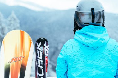 Ukrayna, bukovel - 17 Aralık 2017: kadın stand ile snowboard snowed tepenin üst kısmında