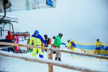 Ukrayna, bukovel - 17 Aralık 2017: insanlar kayak ve snowboard kış Karpat Dağları