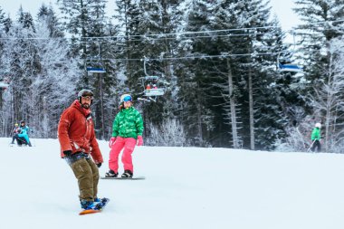 Ukrayna, bukovel - 17 Aralık 2017: insanlar kayak ve snowboard kış Karpat Dağları