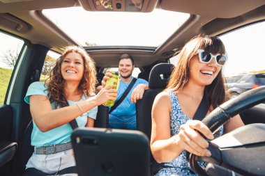 insanlar seyahat arabayla grubudur. yol gezi konsepti. içinde görüntülemek