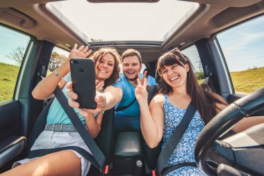yol çelme takmak grup insan selfie arabada yapma. araba seyahat kavramı