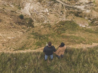 uçurumun kenarında çift ayakta. tutuşup. Sonbahar hava.