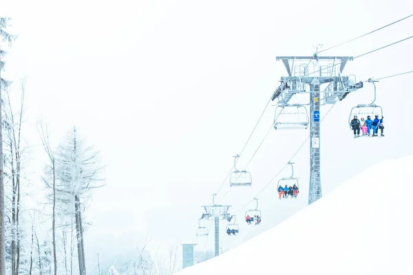 Ucrânia Bukovel Dezembro 2017 Elevador Esquiador Por Montanhas Cárpatas Nevadas — Fotografia de Stock