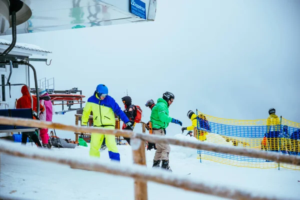 Ουκρανία Bukovel Δεκεμβρίου 2017 Άνθρωποι Σκι Και Snowboard Στο Χειμώνα — Φωτογραφία Αρχείου