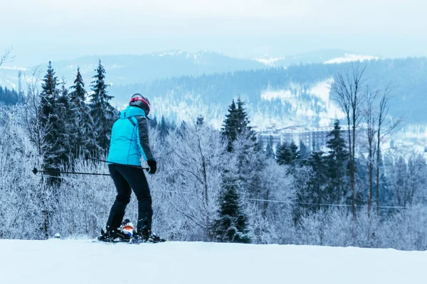 ウクライナ ブコヴェリ 2017 冬カルパティア山脈にてスキーやスノーボードの人 — ストック写真