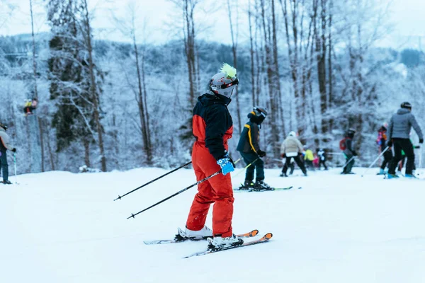 Ucrânia Bukovel Dezembro 2017 Pessoas Esquiando Snowboard Nas Montanhas Dos — Fotografia de Stock