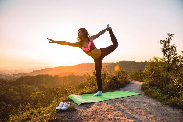 日出时在山上做运动的女人 健康的生活方式 — 图库照片