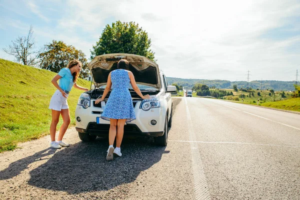 Zwei Frauen Straßenrand Brauchen Hilfe Bei Kaputtem Auto Auto Fahren — Stockfoto