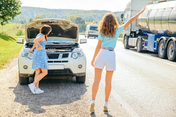 Zwei Frauen Straßenrand Brauchen Hilfe Bei Kaputtem Auto Auto Fahren — Stockfoto