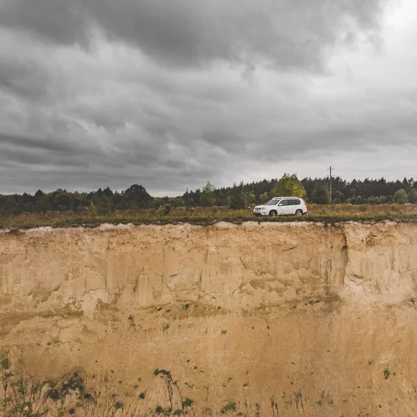 Suv Blanco Cima Colina Tiempo Nublado Otoño Unión Con Naturaleza —  Fotos de Stock