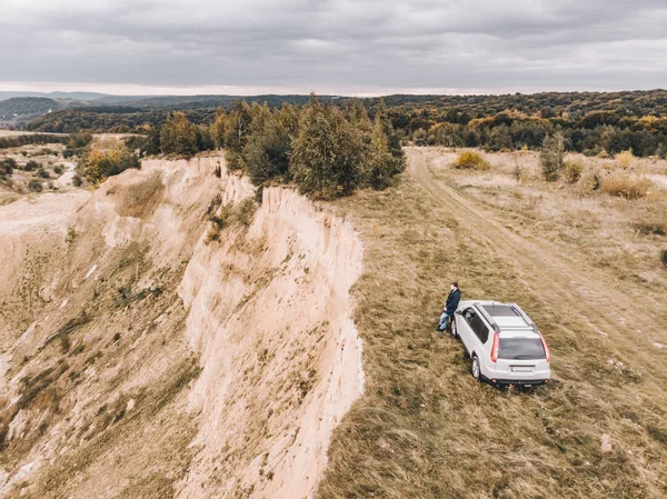 Suv Blanco Cima Colina Tiempo Nublado Otoño Hombre Pie Cerca — Foto de Stock