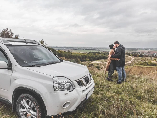 Pareja Pie Cima Colina Con Coche Todoterreno Tiempo Nublado — Foto de Stock