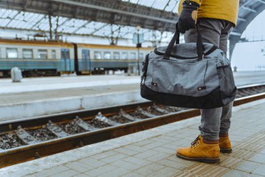 seyahat kavramı. adam tutun çanta yakın çekim Tren İstasyonu
