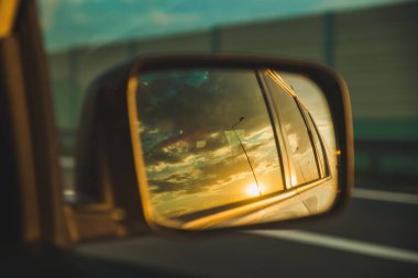 karayolu üzerinde araç. günbatımı araba ayna yansıması. araba yolculuğu