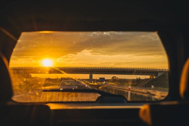 arka araba penceresinden günbatımı karayolu üzerinde görüntüleyin
