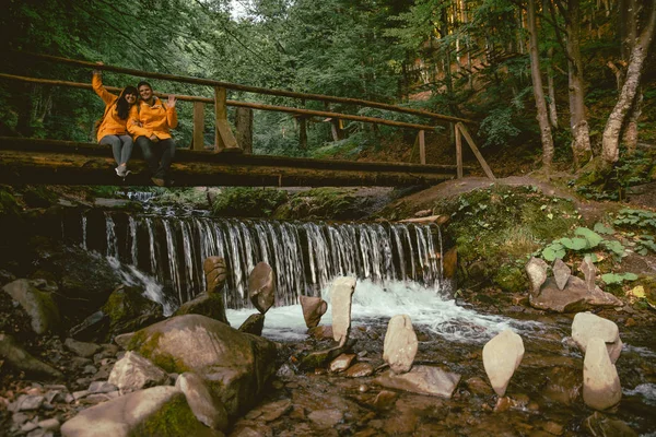 Ζευγάρι Κάθεται Ξύλινη Γέφυρα Σταυρού Στον Ποταμό Βουνά Στο Δάσος — Φωτογραφία Αρχείου