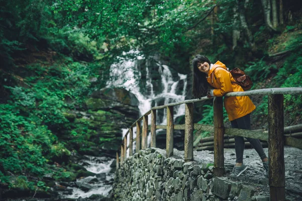 Mulher Caminhando Para Cachoeira Capa Chuva Amarela Espaço Cópia — Fotografia de Stock