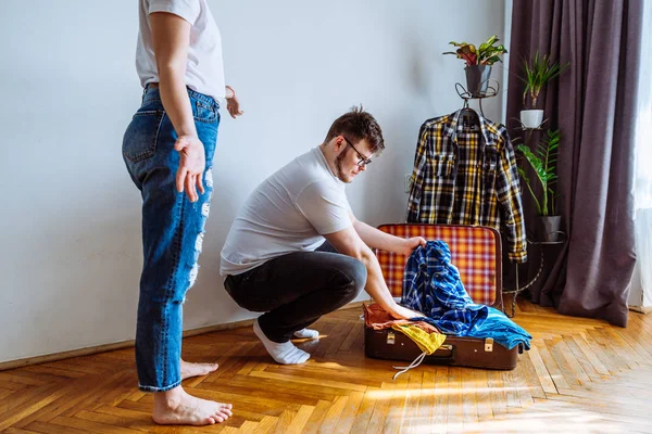 Hombre Necesita Ayuda Mujer Para Empacar Concepto Viaje Hombre Tratando —  Fotos de Stock