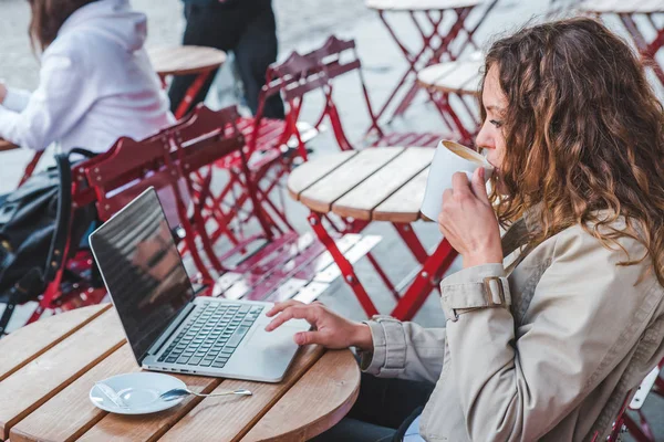 Jovem Mulher Adulta Trabalhando Laptop Café Livre Com Xícara Latte — Fotografia de Stock