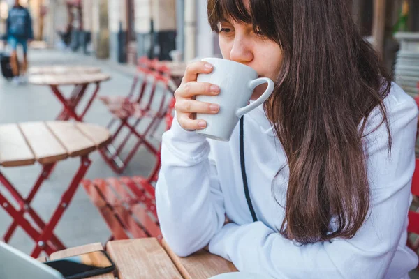在户外咖啡厅喝茶的年轻的成年妇女 生活方式概念 — 图库照片