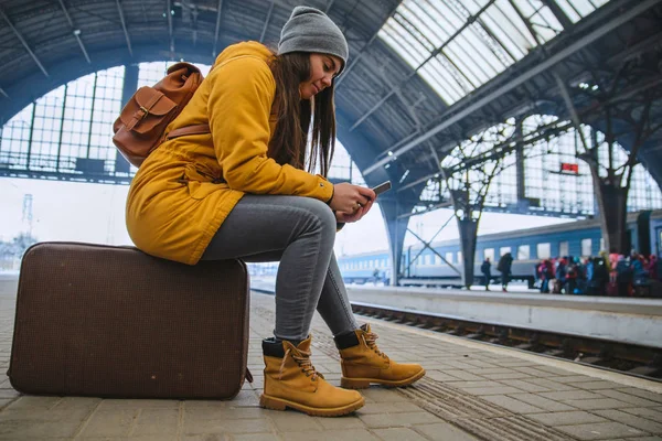 Frauen Warten Bahnhof Auf Den Zug Reisekonzept Internetsurfen Telefon Tötet — Stockfoto