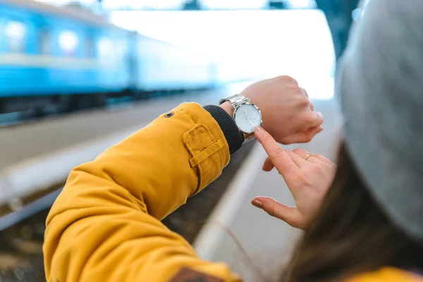 Женщина Проверяет Время Ожидание Поезда Железнодорожном Вокзале Концепция Путешествия — стоковое фото