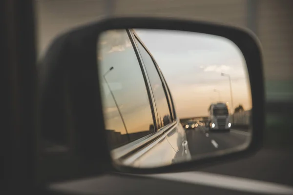 汽车在高速公路上 在汽车镜面反射的夕阳 公路旅行 — 图库照片