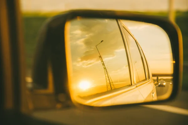 Samochód Autostradzie Zachód Słońca Odbicie Lustrzane Samochodu Podróż — Zdjęcie stockowe