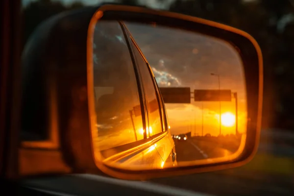 Auto na dálnici. Západ slunce v autě zrcadlový odraz — Stock fotografie