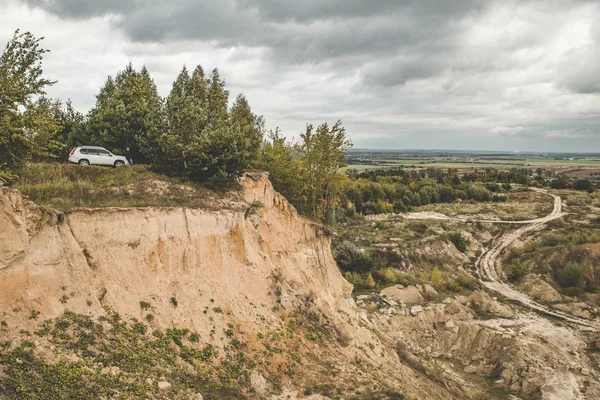 Λευκό suv στην κορυφή του λόφου το φθινόπωρο συννεφιά ο καιρός — Φωτογραφία Αρχείου