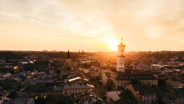 Vista aérea de la puesta de sol sobre la ciudad europea — Foto de Stock