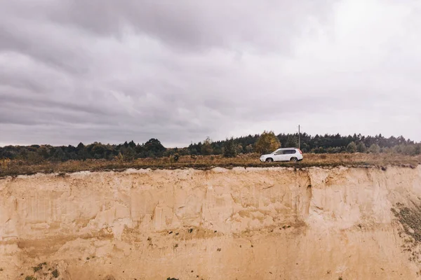 Suv blanco en la cima de la colina en el tiempo nublado otoño —  Fotos de Stock