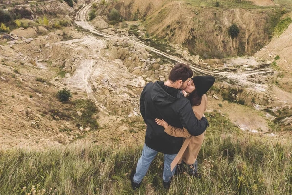 Couple standing at the edge of the cliff — Stock Photo, Image