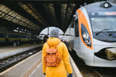 Tren zamanında almak için kadın acele. Tren
