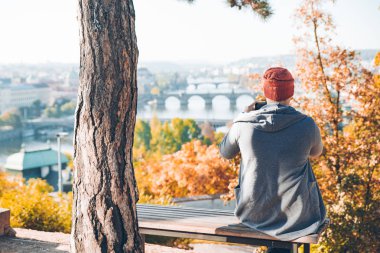 manzaralı güzel sonbahar Prag alarak resim yaptığı telefon bankta oturan adam