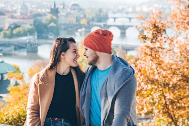 Çift, gülümseyen arıyorum. Sonbahar Prag arka plan üzerinde. seyahat kavramı